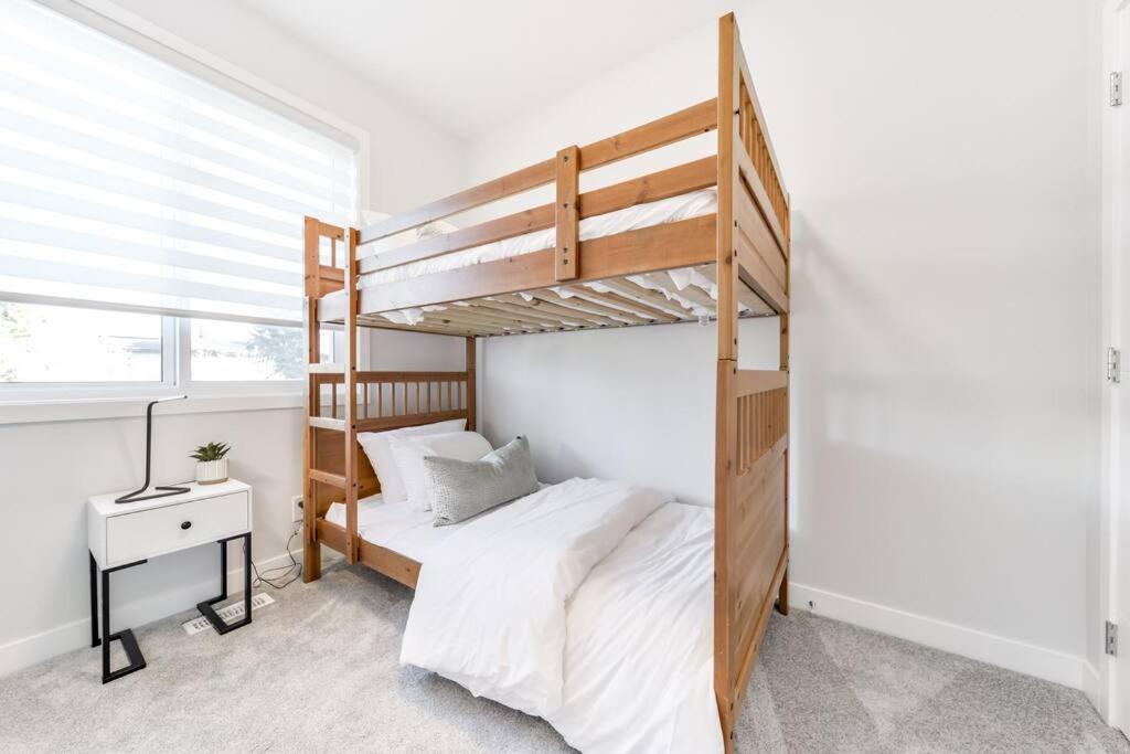 Modern Nordic Escape, 3Br Near Wem & Dt, Aircon & Fireplace, Wifi, Sleeps 6! Edmonton Exterior photo