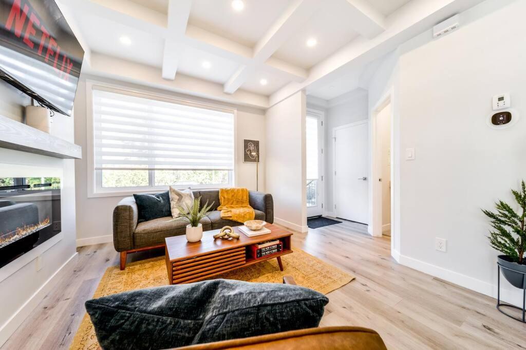 Modern Nordic Escape, 3Br Near Wem & Dt, Aircon & Fireplace, Wifi, Sleeps 6! Edmonton Exterior photo